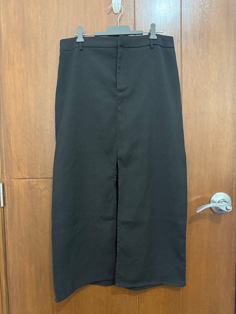 CIDER Black Midi Skirt (Category: Skirts) located in Pasay City. Submitted by nh.declutter (Listing ID 1384580722, Image 1). Description: PLEASE READ: - Posted price is LAST PRICE. Lowballers will not be entertained. - No when worn pictures. - Item color may vary slightly due to lighting. - All items LISTED WITH BRANDS are GUARANTEED AUTHENTIC and bought by the seller either from the website of the said brand or from the mall. PRODUCT DETAILS: - 