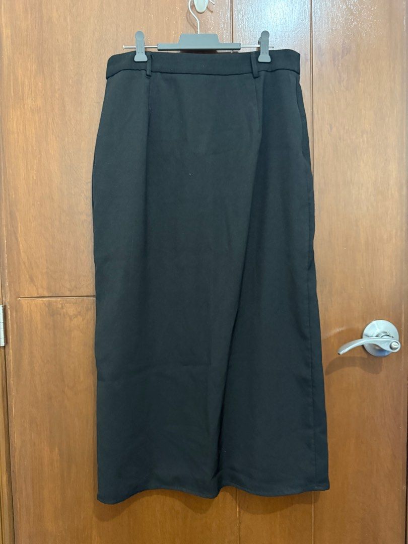 CIDER Black Midi Skirt (Category: Skirts) located in Pasay City. Submitted by nh.declutter (Listing ID 1384580722, Image 2). Description: PLEASE READ: - Posted price is LAST PRICE. Lowballers will not be entertained. - No when worn pictures. - Item color may vary slightly due to lighting. - All items LISTED WITH BRANDS are GUARANTEED AUTHENTIC and bought by the seller either from the website of the said brand or from the mall. PRODUCT DETAILS: - 