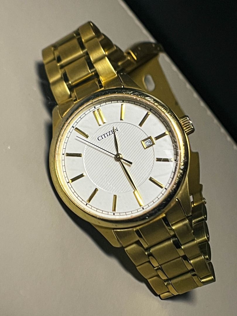 Citizen BI1052-51A (Category: Luxury Watches) located in Quezon City. Submitted by vrwatchclub (Listing ID 1384439848, Image 2). Description: Citizen BI1052-51A has that dressy yet versatile look without breaking the bank. Brand: Citizen (Pre-loved) Model: BI1052-51A Movement: Quartz (Analog) Dial: White, Round Date Window at 3 o’clock Case Width: 40mm Dial Size: ~38mm Glass: Hardlex Crystal Case & Band Color: Gold Case & Band Material: Stainless