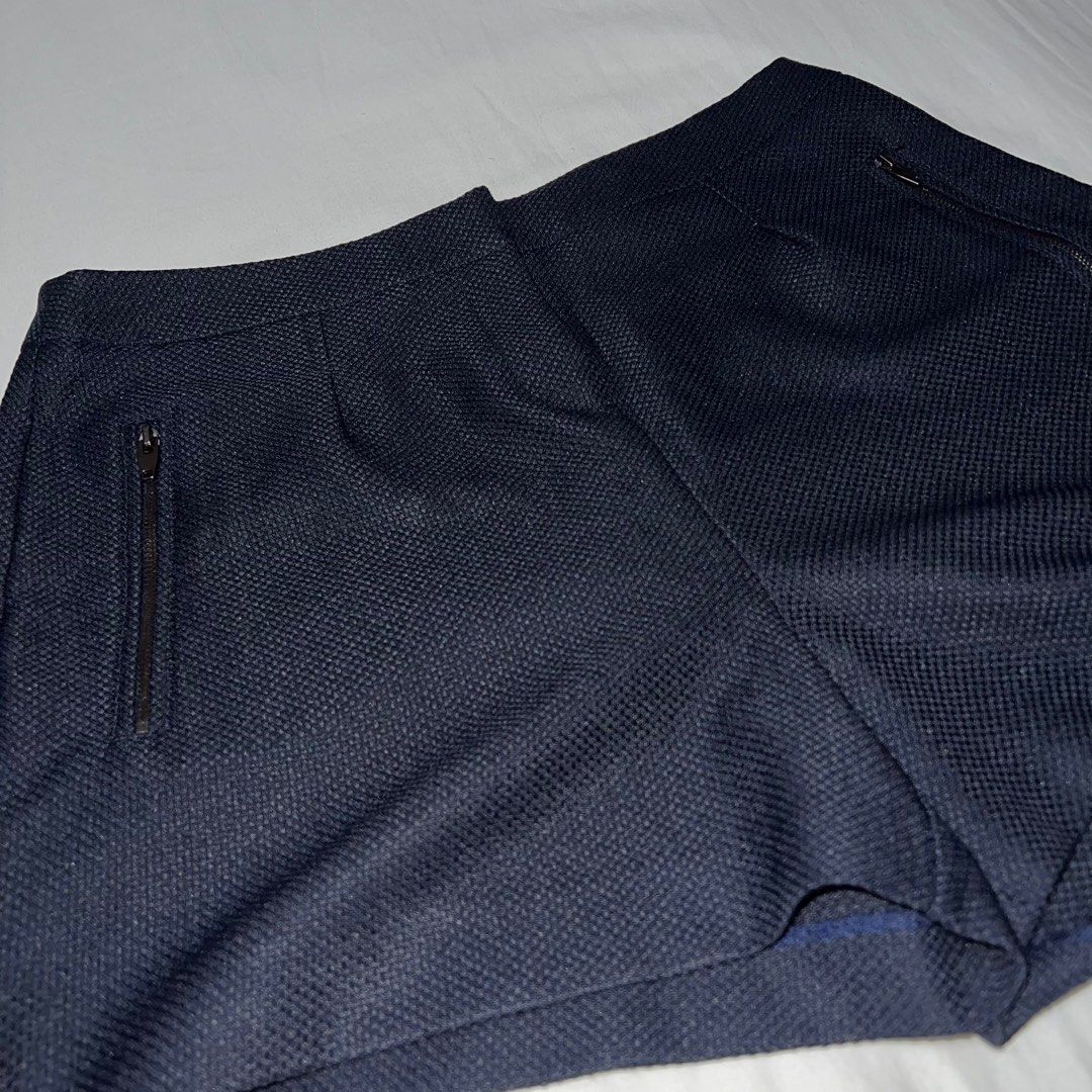 DOROTHY PERKINS Navy Blue Shorts (Category: Shorts) located in Quezon City. Submitted by v.etc (Listing ID 1384590691, Image 2). Description: Size on tag: US 8 / EUR 40 / UK 12 Used once or twice only ⚠️Slight flaw: left short’s folded part needs to be stitched ✨Good material ✨Has zippered pockets in the front Width = approx. 15.5 inches Length = approx. 13.5 inches.
