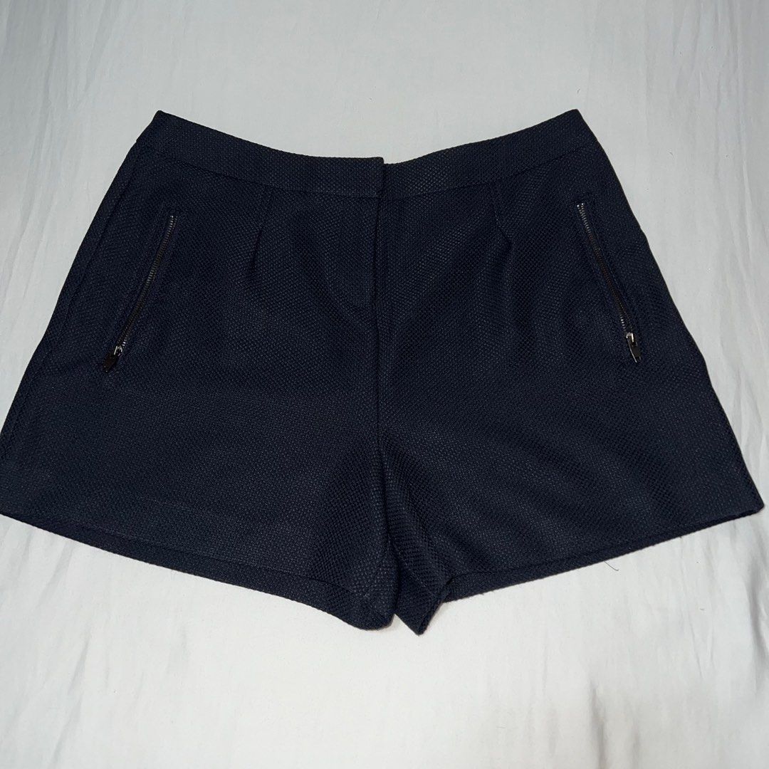 DOROTHY PERKINS Navy Blue Shorts (Category: Shorts) located in Quezon City. Submitted by v.etc (Listing ID 1384590691, Image 1). Description: Size on tag: US 8 / EUR 40 / UK 12 Used once or twice only ⚠️Slight flaw: left short’s folded part needs to be stitched ✨Good material ✨Has zippered pockets in the front Width = approx. 15.5 inches Length = approx. 13.5 inches.