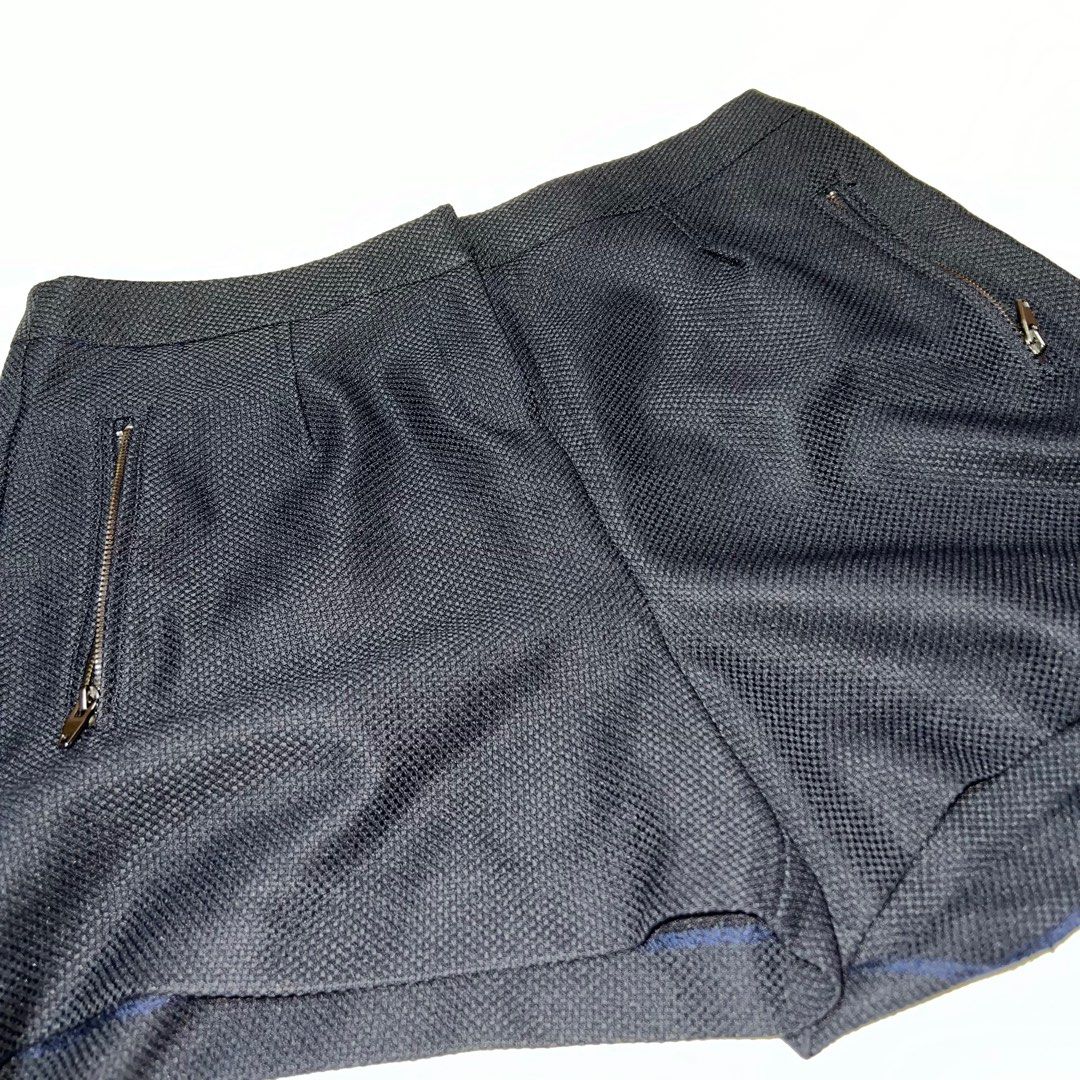 DOROTHY PERKINS Navy Blue Shorts (Category: Shorts) located in Quezon City. Submitted by v.etc (Listing ID 1384590691, Image 3). Description: Size on tag: US 8 / EUR 40 / UK 12 Used once or twice only ⚠️Slight flaw: left short’s folded part needs to be stitched ✨Good material ✨Has zippered pockets in the front Width = approx. 15.5 inches Length = approx. 13.5 inches.