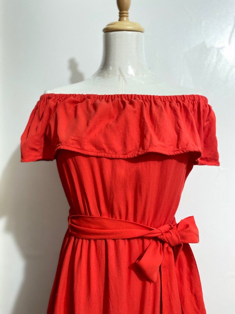 Forever 21 off shoulder dress (Category: Dresses) located in Cavite. Submitted by eessaa08 (Listing ID 1384601592, Image 2). Description: Forever 21 dress Color: red Size: free size Garterized waist and shoulder. Brand new with tag. Ankle length for 5” tall. With hanger loops and inner lining. Cotton fabric. With belt hoop, detachable belt MOP: Gcash MOD: J&T or Lalamove.