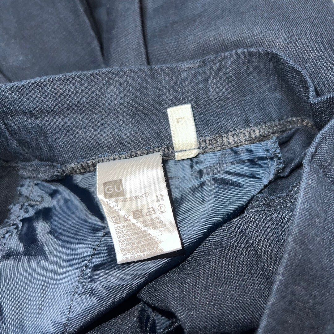 GU Navy Blue Linen Garterized Shorts (Category: Shorts) located in Quezon City. Submitted by v.etc (Listing ID 1384587185, Image 3). Description: Never used Good as new Size LARGE on tag ✨Purchased from Japan years ago ✨Linen material, presko feels ✨Garterized back with belt hooks Width = approx. 14-16 inches Length = approx. 14.5 inches.