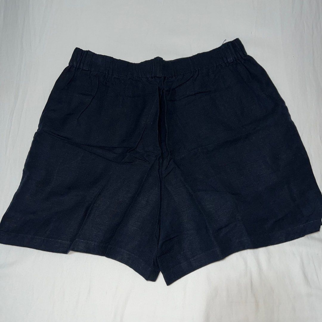 GU Navy Blue Linen Garterized Shorts (Category: Shorts) located in Quezon City. Submitted by v.etc (Listing ID 1384587185, Image 2). Description: Never used Good as new Size LARGE on tag ✨Purchased from Japan years ago ✨Linen material, presko feels ✨Garterized back with belt hooks Width = approx. 14-16 inches Length = approx. 14.5 inches.