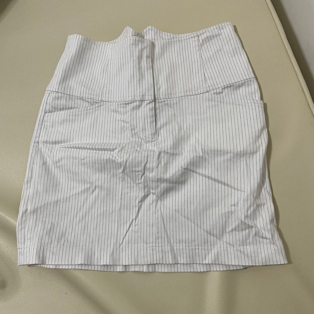 Guess Jeans white skirt (Category: Skirts) located in Marikina City. Submitted by pial21 (Listing ID 1384553213, Image 1). Description: Guess Jeans white skirt size small.