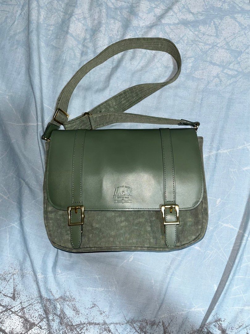 Herschel Orion Crossbody Bag (Category: Cross-body Bags) located in Manila. Submitted by mikelgee (Listing ID 1384592772, Image 1). Description: .