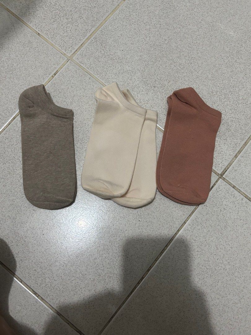 H&M Ankle Socks – 3 Pairs (Category: Socks & Tights) located in Marikina City. Submitted by sam018 (Listing ID 1384628810, Image 2). Description: H&M Ankle Socks – 3 Pairs 🧦 Price: ₱300 only (brand new) ✔️ Size: EUR 39/41 | US/CA 8–10 | CN 25–26 ✔️ Ankle length, perfect for everyday wear ✔️ Set of 3 pairs – brand new, never used 🧺 Decluttering sale! 📩 Message me if interested..