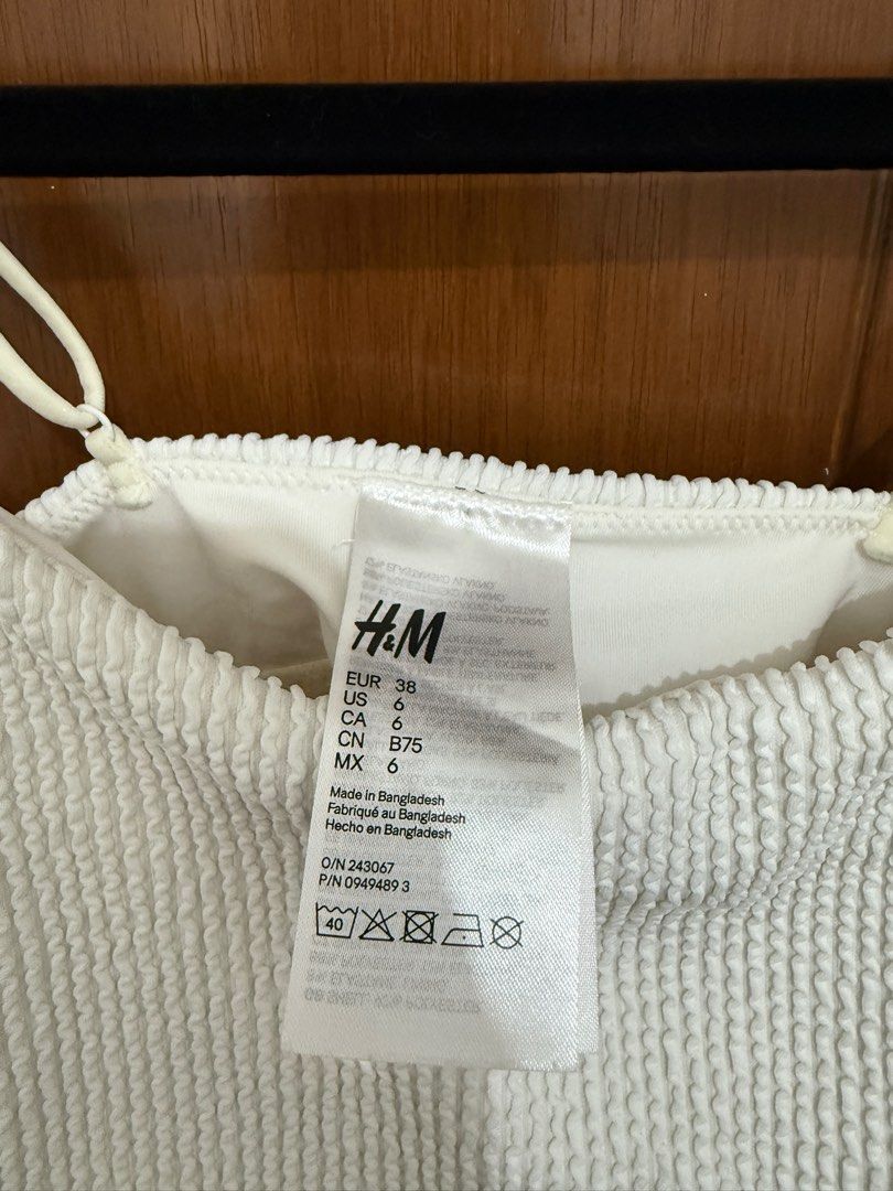 H&M White Swim Crop Top (Category: Bikinis & Swimsuits) located in Pasay City. Submitted by nh.declutter (Listing ID 1384579590, Image 3). Description: PLEASE READ: - Posted price is LAST PRICE. Lowballers will not be entertained. - No when worn pictures. - Item color may vary slightly due to lighting. - All items LISTED WITH BRANDS are GUARANTEED AUTHENTIC and bought by the seller either from the website of the said brand or from the mall. PRODU