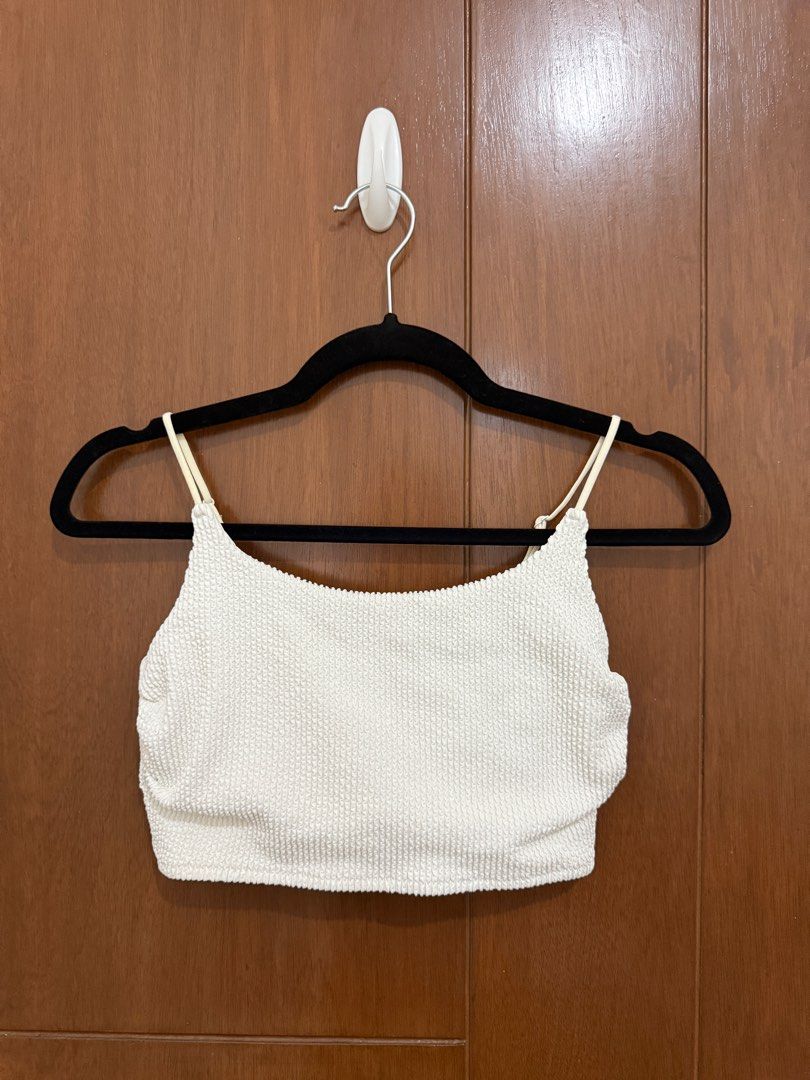 H&M White Swim Crop Top (Category: Bikinis & Swimsuits) located in Pasay City. Submitted by nh.declutter (Listing ID 1384579590, Image 1). Description: PLEASE READ: - Posted price is LAST PRICE. Lowballers will not be entertained. - No when worn pictures. - Item color may vary slightly due to lighting. - All items LISTED WITH BRANDS are GUARANTEED AUTHENTIC and bought by the seller either from the website of the said brand or from the mall. PRODU