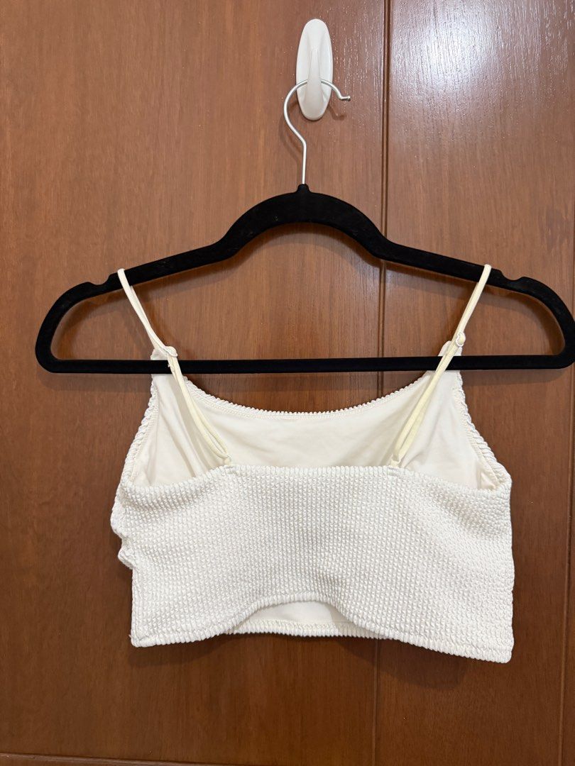 H&M White Swim Crop Top (Category: Bikinis & Swimsuits) located in Pasay City. Submitted by nh.declutter (Listing ID 1384579590, Image 2). Description: PLEASE READ: - Posted price is LAST PRICE. Lowballers will not be entertained. - No when worn pictures. - Item color may vary slightly due to lighting. - All items LISTED WITH BRANDS are GUARANTEED AUTHENTIC and bought by the seller either from the website of the said brand or from the mall. PRODU
