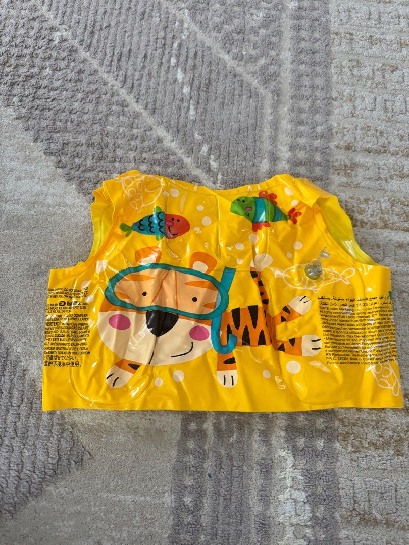 Intex Float (Category: Babies & Kids Fashion) located in Kuala Lumpur. Submitted by anisspreloved (Listing ID 1384442470, Image 2). Description: Intex Child Float Age 3-5y Suitable for weight 18-23kg.