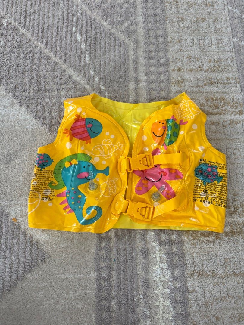 Intex Float (Category: Babies & Kids Fashion) located in Kuala Lumpur. Submitted by anisspreloved (Listing ID 1384442470, Image 1). Description: Intex Child Float Age 3-5y Suitable for weight 18-23kg.