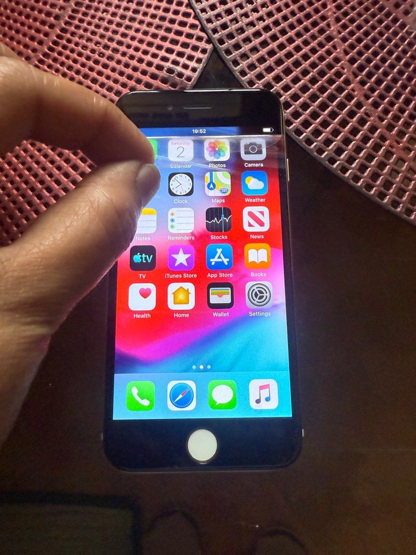 Iphone 6s (Category: iPhone 6 Series) located in Manila. Submitted by raquelreye76291 (Listing ID 1384448630, Image 2). Description: Let me know if interested kayo. Price is still negotiable. PM me. Thanks.
