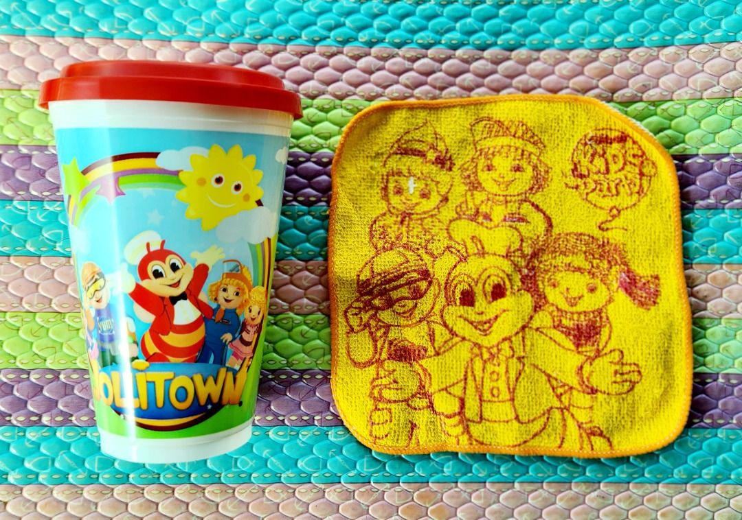 Jollibee Party Souvenir set (Category: Character Goods) located in Pasig City. Submitted by primehouse (Listing ID 1384590702, Image 2). Description: Rare Jollibee Birthday Party Souvenir set Perfect for the Jollibee Fan Jollibee Head Plate, Glass, Spoon and Fork, Party Loot bag Have two sets Meetups in Podium on weekdays Payment via Gcash or BDO Buyer shoulders shipping cost.