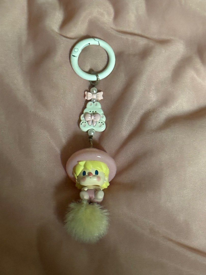 Keychains (Category: Character Goods) located in Singapore. Submitted by frostxgx (Listing ID 1384507327, Image 4). Description: Pic 1-2 $8 Rest all $4.