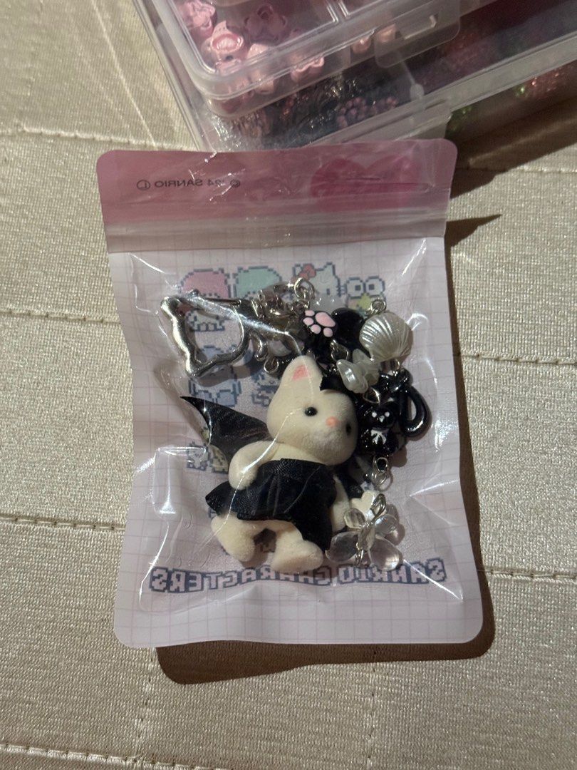 Keychains (Category: Character Goods) located in Singapore. Submitted by frostxgx (Listing ID 1384507327, Image 6). Description: Pic 1-2 $8 Rest all $4.