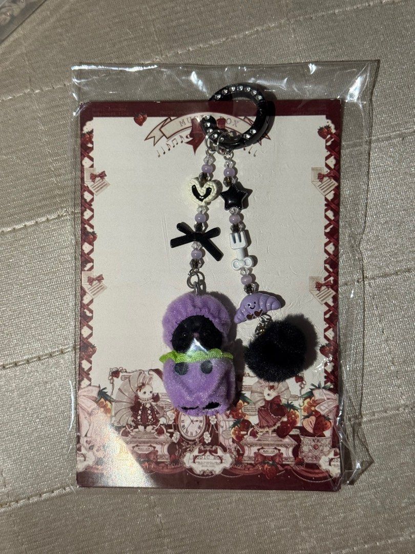 Keychains (Category: Character Goods) located in Singapore. Submitted by frostxgx (Listing ID 1384507327, Image 7). Description: Pic 1-2 $8 Rest all $4.