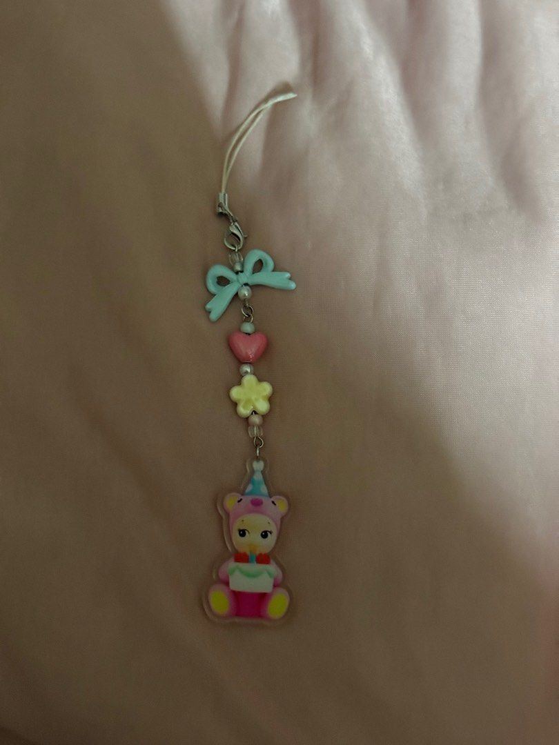 Keychains (Category: Character Goods) located in Singapore. Submitted by frostxgx (Listing ID 1384507327, Image 5). Description: Pic 1-2 $8 Rest all $4.