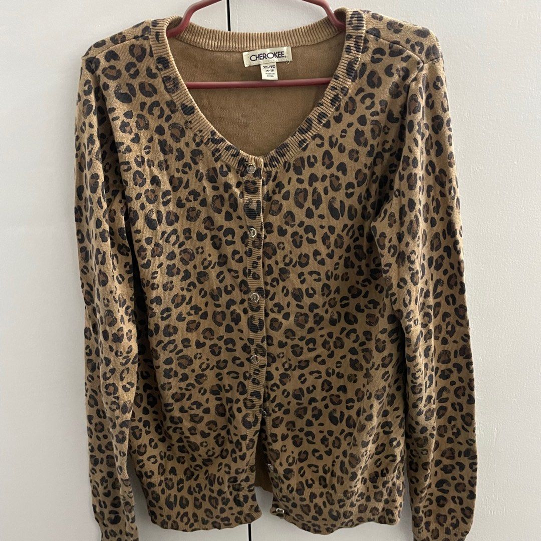 leopard print cardigan (Category: Coats, Jackets and Outerwear) located in Marikina City. Submitted by pial21 (Listing ID 1384553934, Image 1). Description: Leopard print cardigan size xl on tag but fits small to medium.