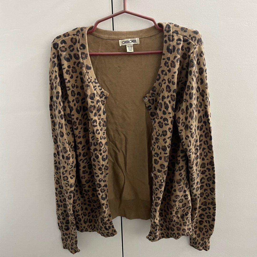 leopard print cardigan (Category: Coats, Jackets and Outerwear) located in Marikina City. Submitted by pial21 (Listing ID 1384553934, Image 2). Description: Leopard print cardigan size xl on tag but fits small to medium.