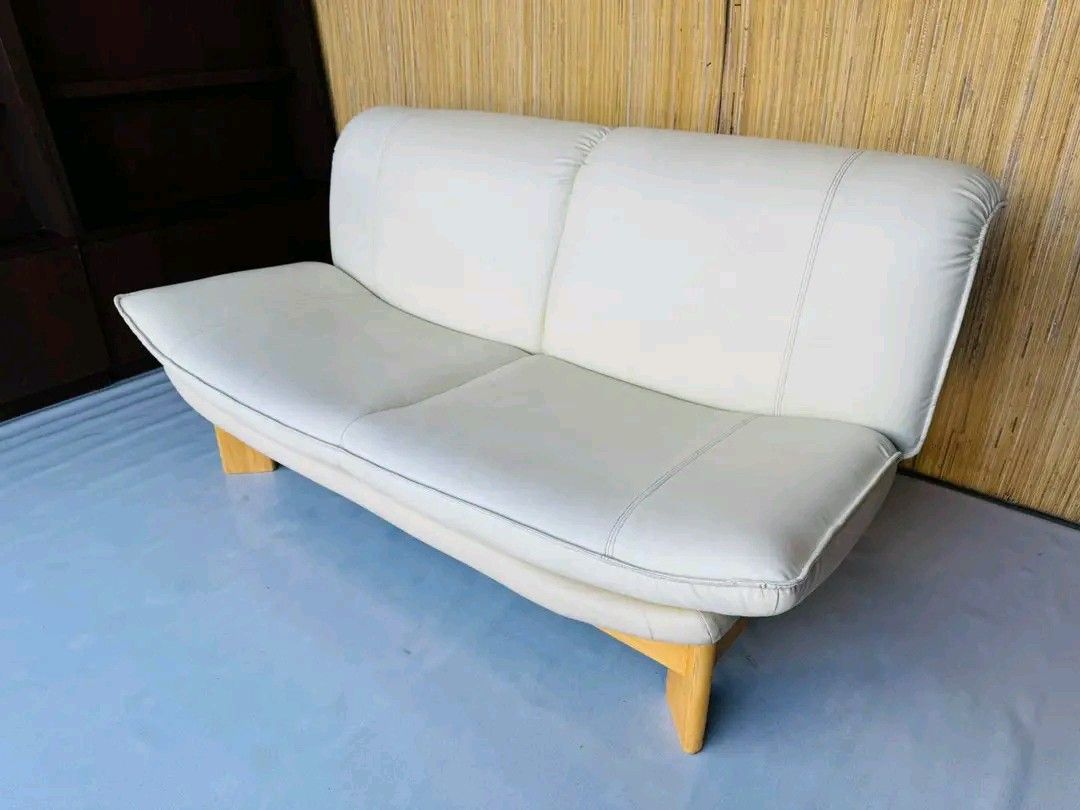 Modern Loveseat (Category: Sofas) located in Quezon City. Submitted by matetdevis13 (Listing ID 1384551354, Image 2). Description: Modern Loveseat Solid Wood/Leather Price: 10,500 L59 x W32.5 x H30.5/16 In good condition Code MDJ77-224.