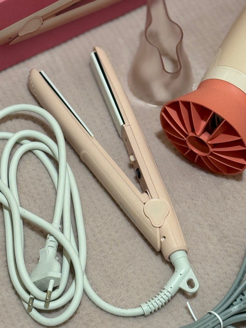 Philips Hair Styling Set 3000 Series (Category: Hair) located in Muntinlupa City. Submitted by preloved_bymissm (Listing ID 1384573720, Image 3). Description: HAIR DRYER: - 1600W of drying power - ThermoProtect attachment - Foldable handle for easy storage - 3 heat and speed settings - Cool air setting to finish your style HAIR STRAIGHTENER: - 210°C professional temperature for perfect salon results - Fast heat up time, ready to use in 60 seconds