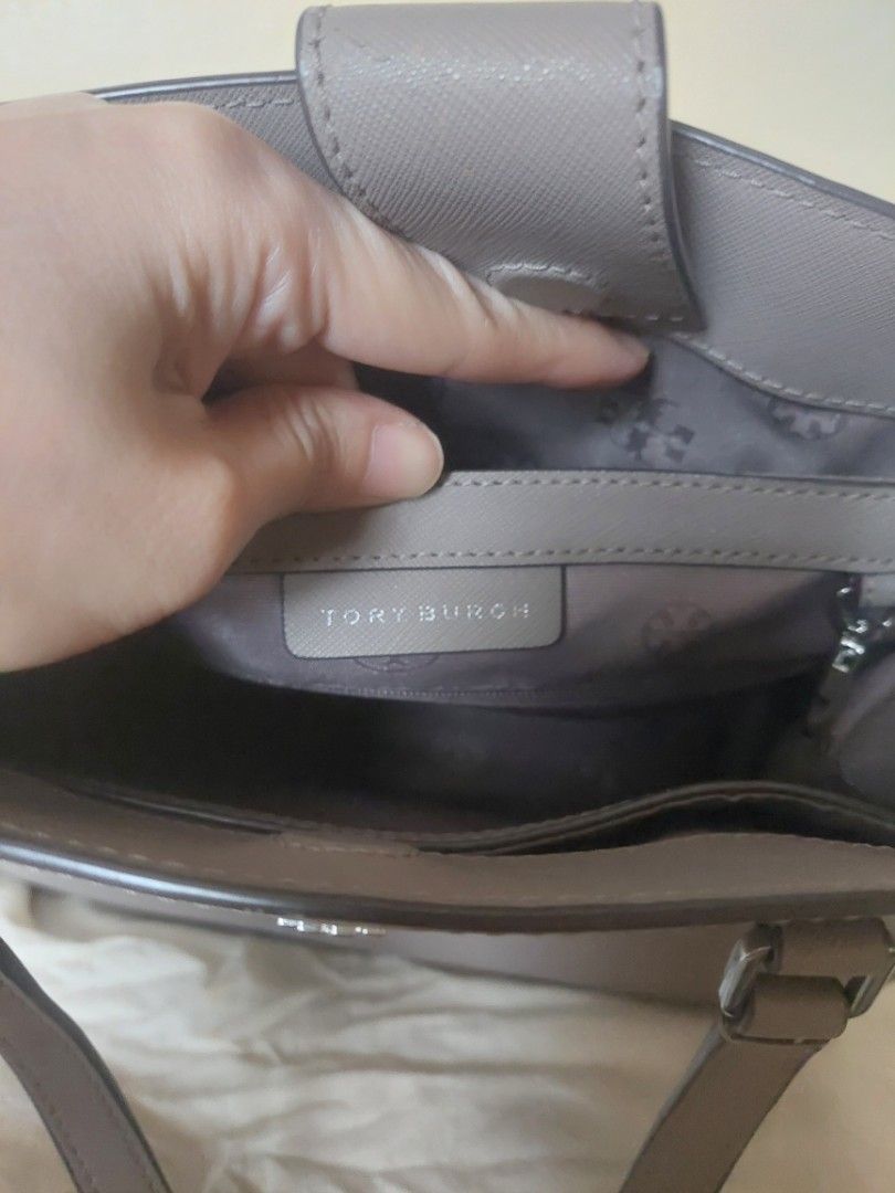 Tory Burch (Category: Luxury Bags & Wallets) located in Las Pinas. Submitted by rio54481 (Listing ID 1384439473, Image 2). Description: no flaws.
