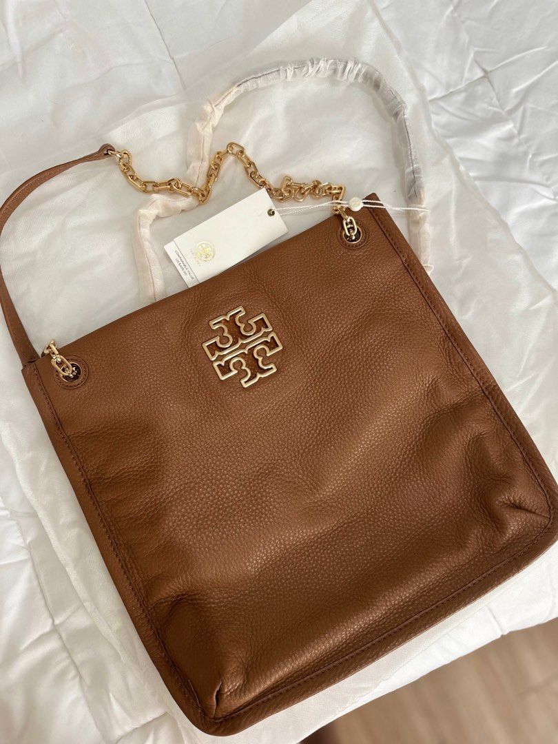 Tory Burch Britten Swingpack Bag (Category: Luxury Bags & Wallets) located in Angeles City. Submitted by lancecamino (Listing ID 1384532099, Image 1). Description: Tory Burch Britten Swingpack Bag Can use two way Shoulder Bag or Sling Bag.