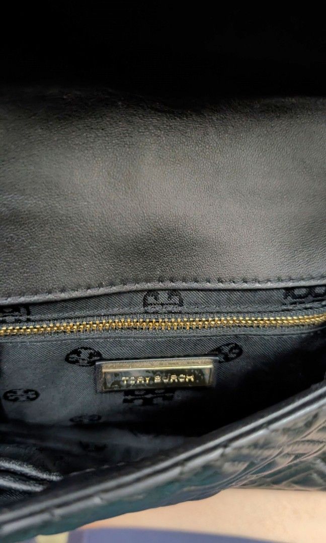 Tory Burch Fleming Matte Black convertible bag (Category: Luxury Bags & Wallets) located in Rizal. Submitted by sheitla (Listing ID 1384514595, Image 3). Description: ⭐Lightly used, with signs of usage lang. Used a couple of times then naka stock na sa cabinet I really love this bag kaso it's too small for me. 📍RFS: Decluttering. I need a bigger bag. ✌️Kindly DM me if you need additional pictures if interested Payment: Gcash, Gotyme or BPI Shipp