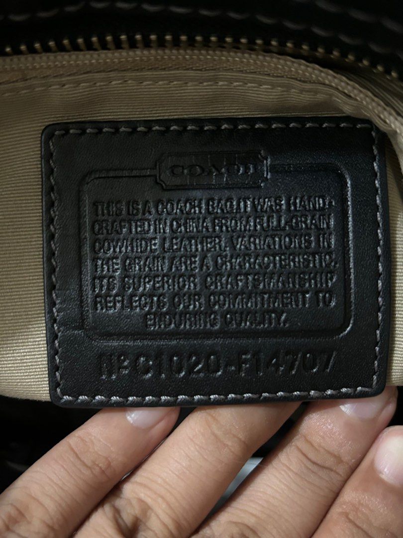 Vintage Coach Zoe (Category: Luxury Bags & Wallets) located in Manila. Submitted by yenemesei (Listing ID 1384583663, Image 2). Description: Coach Zoe (Medium) No. C1020-F14707 Super nice condition Silver hardware so madali alagaan Issue: Missing long strap.