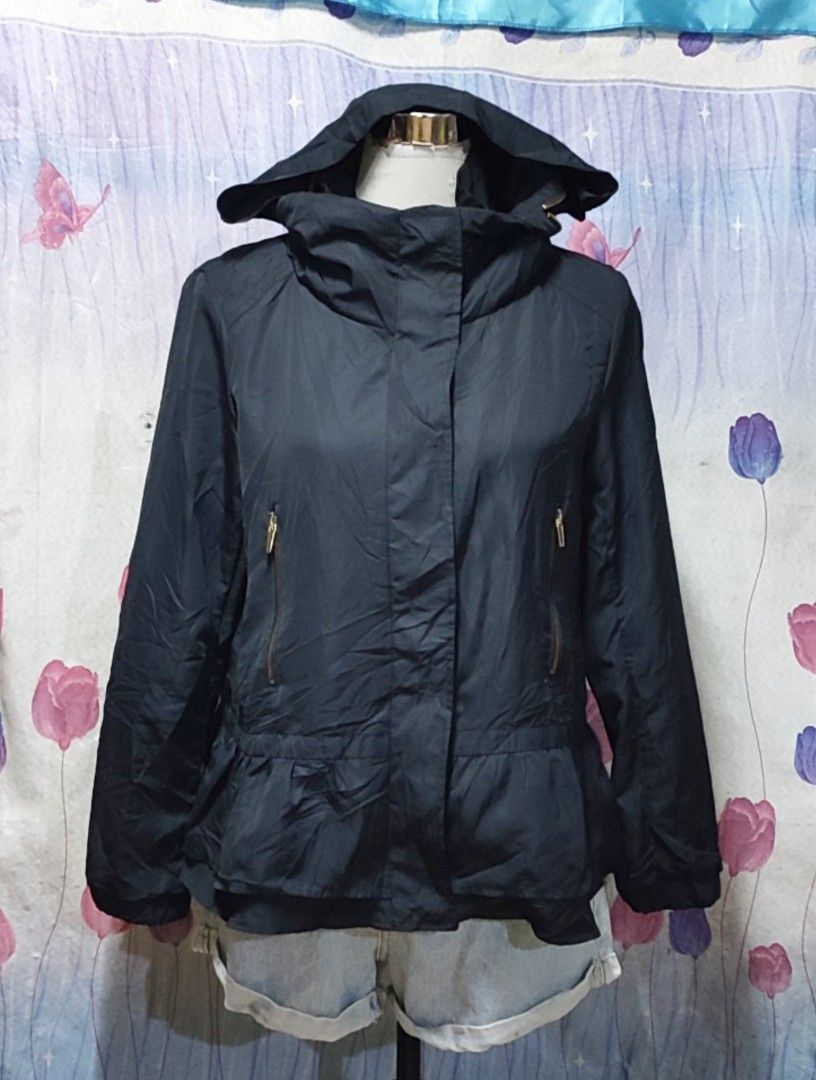 Zara Basics Black Hidden Hood Zipper (Category: Coats, Jackets and Outerwear) located in Baras. Submitted by yssaichea (Listing ID 1384435103, Image 2). Description: Zara Basics Black Hidden Hood Zipper / Snap Jacket Small-Medium size.