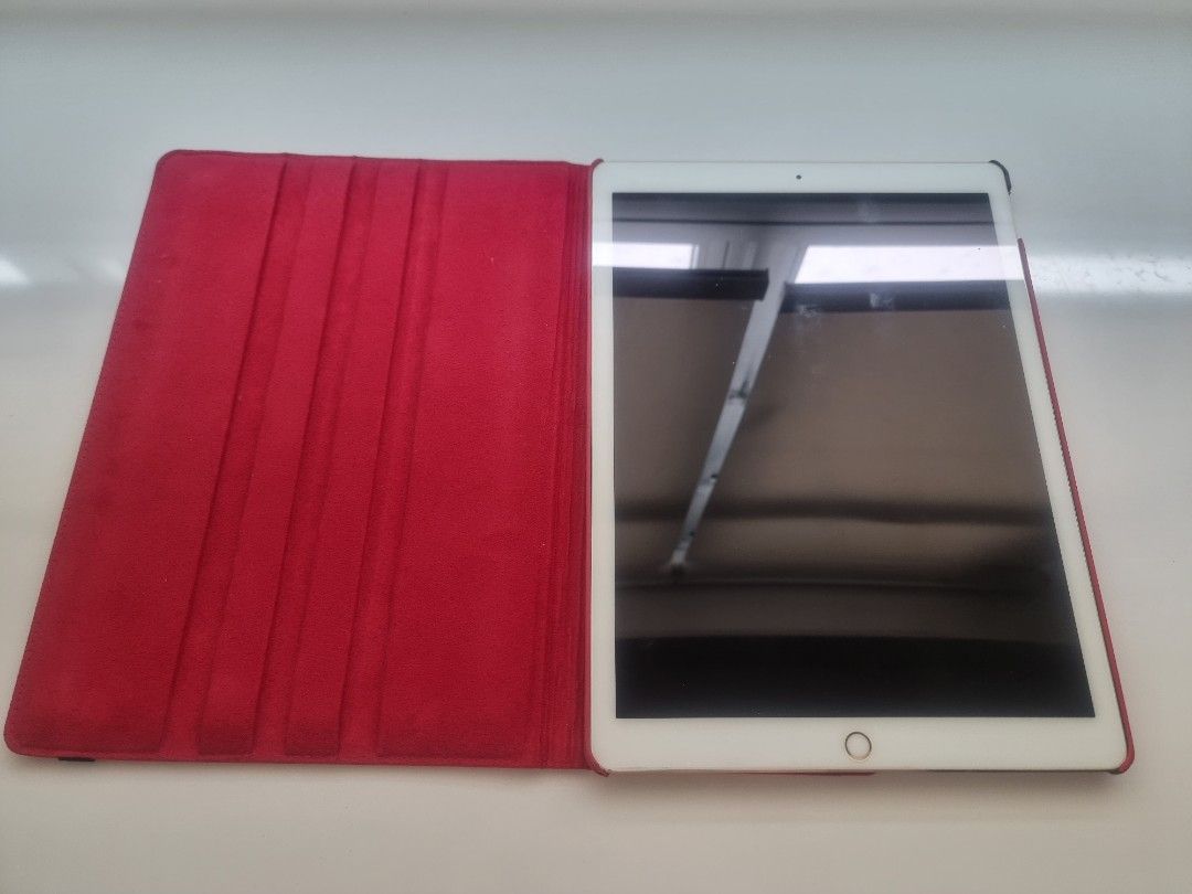 (Category: iPad) located in Singapore. Submitted by BakedWithLove (Listing ID 1389701172, Image 1). Description: - iPad with 256GB storage - Available space: 237.31GB - In like new condition - Please view images for details - Not come with other accessories .