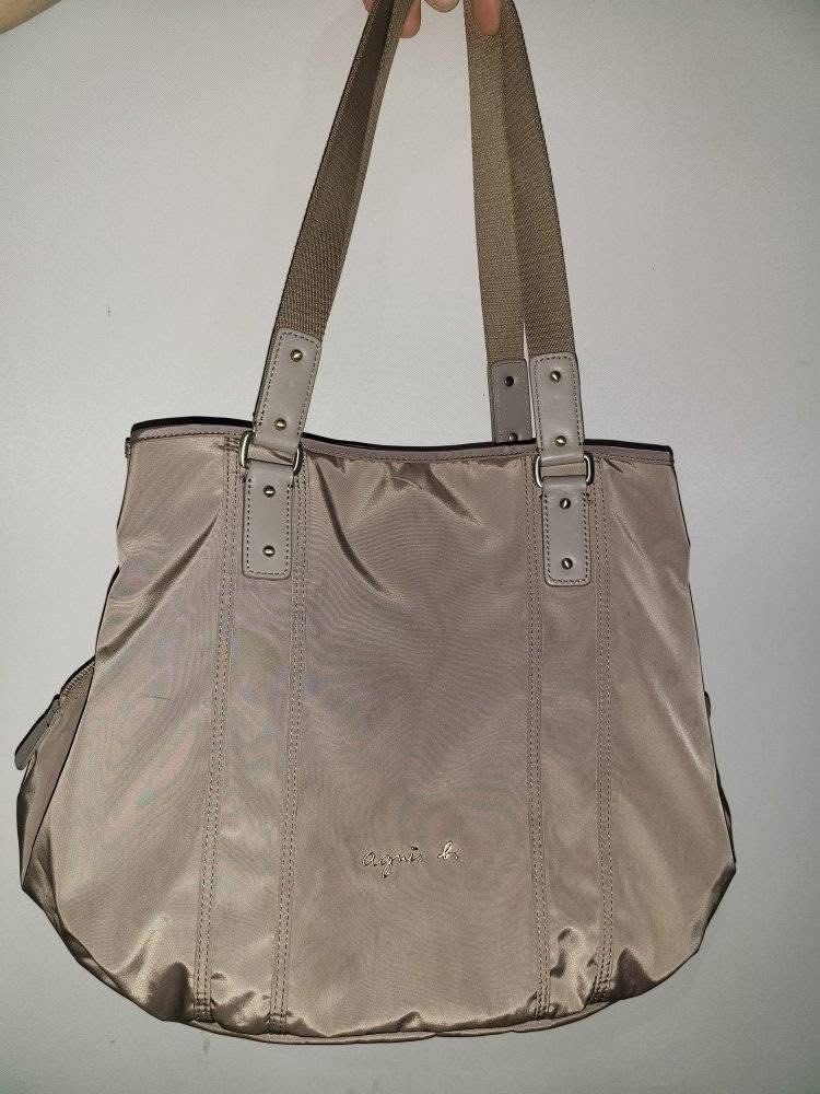 AGNES B. (Category: Luxury Bags & Wallets) located in Quezon City. Submitted by m2yjapansurplus_quezoncity (Listing ID 1389837972, Image 1). Description: Brand new!! Rush cge tawaran nio na at pa book new lalamove pa pick up nio sa bahay! Rush!!!! Wag lang maciadong barat! Need ko rin kumita kahit kunti po.
