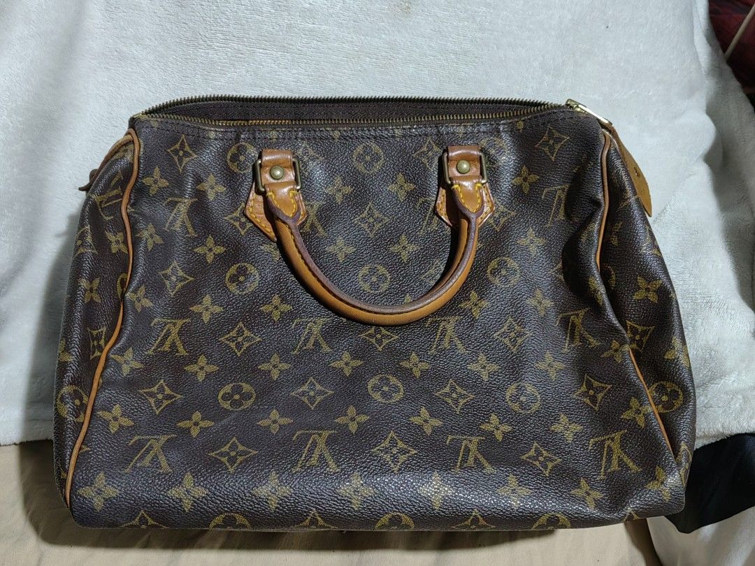AUTHENTIC LOUIS VUITTON SPEEDY 30 WITH LOCK NO KEY (Category: Luxury Bags & Wallets) located in Donsol. Submitted by saksthriftavenuebyluckymaria8 (Listing ID 1389778191, Image 2). Description: speedy 30 excellent used condition vachetta leather has turned to honey patina / beautifully oxidized no bakbak/ buttery soft zipper still beautiful inside lining has light red stain NO Key with lock guaranteed authentic.