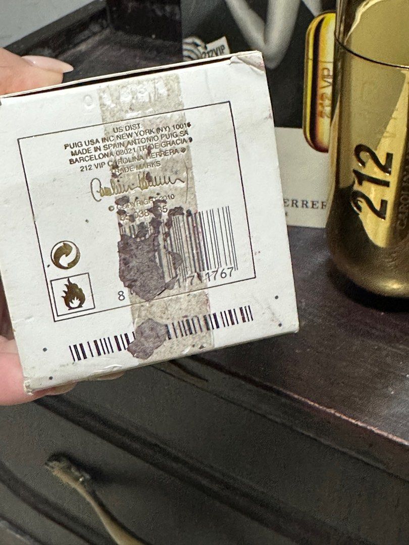 CAROLINA HERRERA 212 VIP EDP (Category: Fragrance & Deodorants) located in Pasig City. Submitted by declutterisreal (Listing ID 1389734722, Image 2). Description: Price nego for sure buyers Brand new - tested once!! .