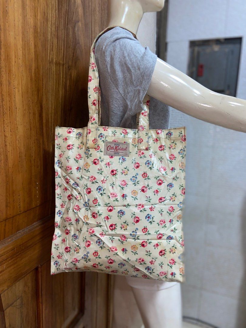 Cathkidston (Category: Luxury Bags & Wallets) located in Mati. Submitted by michjake1009 (Listing ID 1389668343, Image 3). Description: In very good condition Light discolor lang sa back.