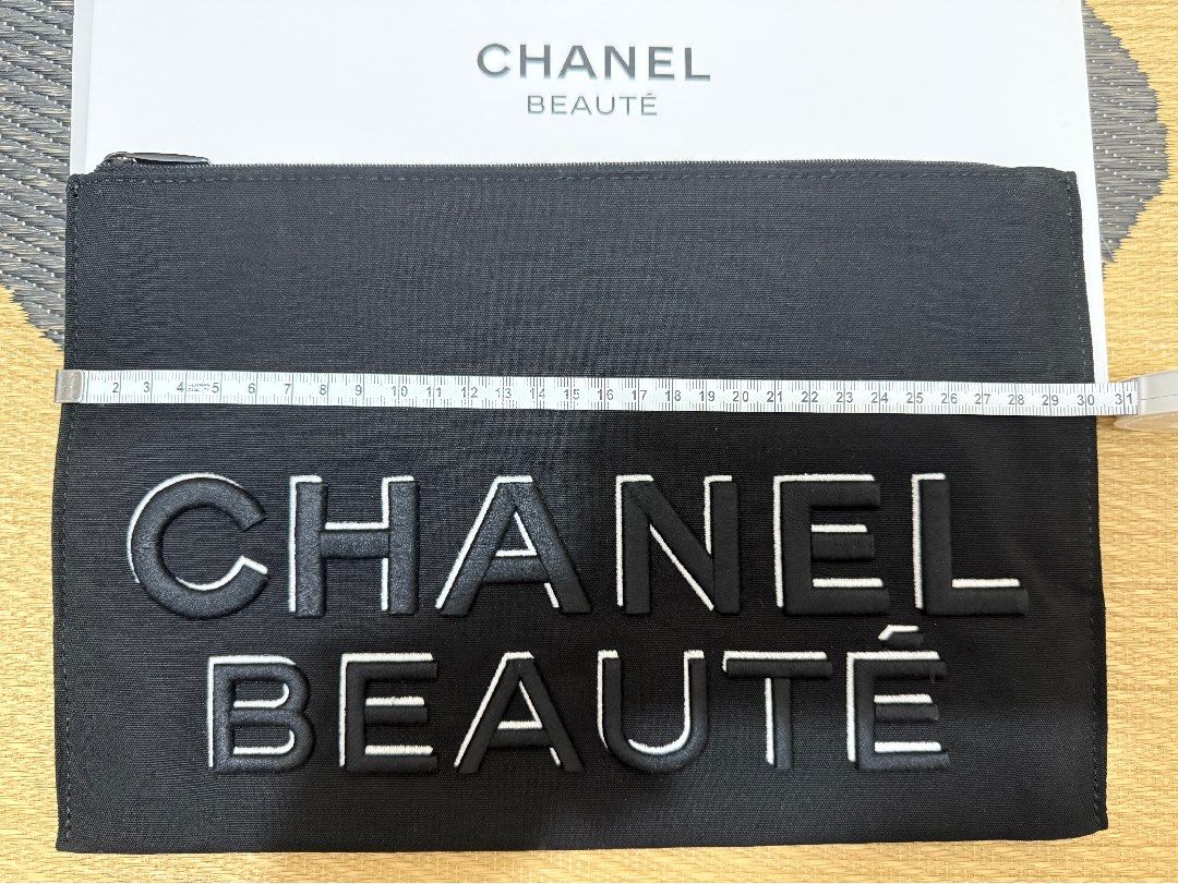 Chanel 化妝袋 （分類：長銀包）位於 Hong Kong。 由 lam_2020 提交（商品編號 1389712080，圖片 3）。簡介： $120@each $200 for both。