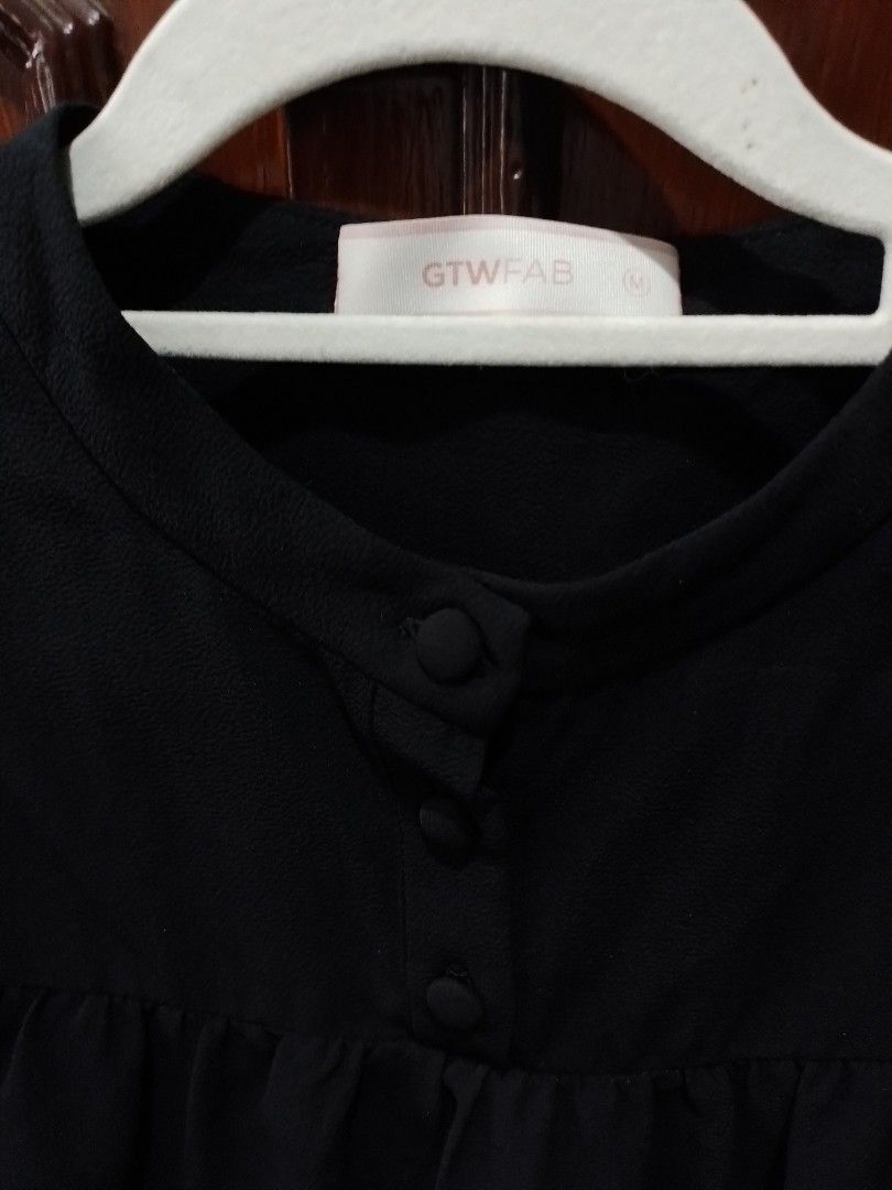 cold shoulder blouse (Category: Blouses) located in Quezon City. Submitted by happyleafff (Listing ID 1389718315, Image 2). Description: Brand: GTWFAB Size: S-M frame black cold shoulder (bakuna style) blouse no flaws Rfs: decluttering - no when worn & rush shipping - items are preloved. please manage expectations - pay as you order - mode of payment: gcash, bdo.