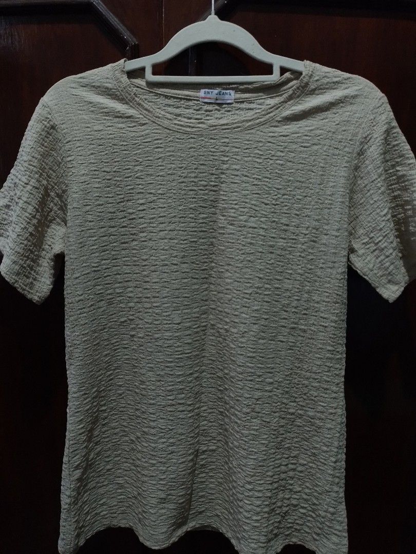 crepe bubble shirt (Category: Shirts) located in Quezon City. Submitted by happyleafff (Listing ID 1389714014, Image 1). Description: Brand: BNY jeans Size: Can fit M-L frame used once, no flaws Rfs: decluttering - no when worn & rush shipping - items are preloved. please manage expectations - pay as you order - mode of payment: gcash, bdo.
