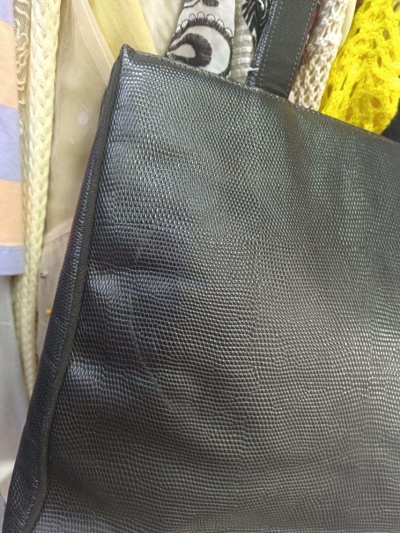 Ferragamo中古側背袋黑色 （分類：手袋及銀包）位於 Hong Kong。 由 bluegirlbb07 提交（商品編號 1389717524，圖片 3）。簡介： 闊約36cm 高約30cm。
