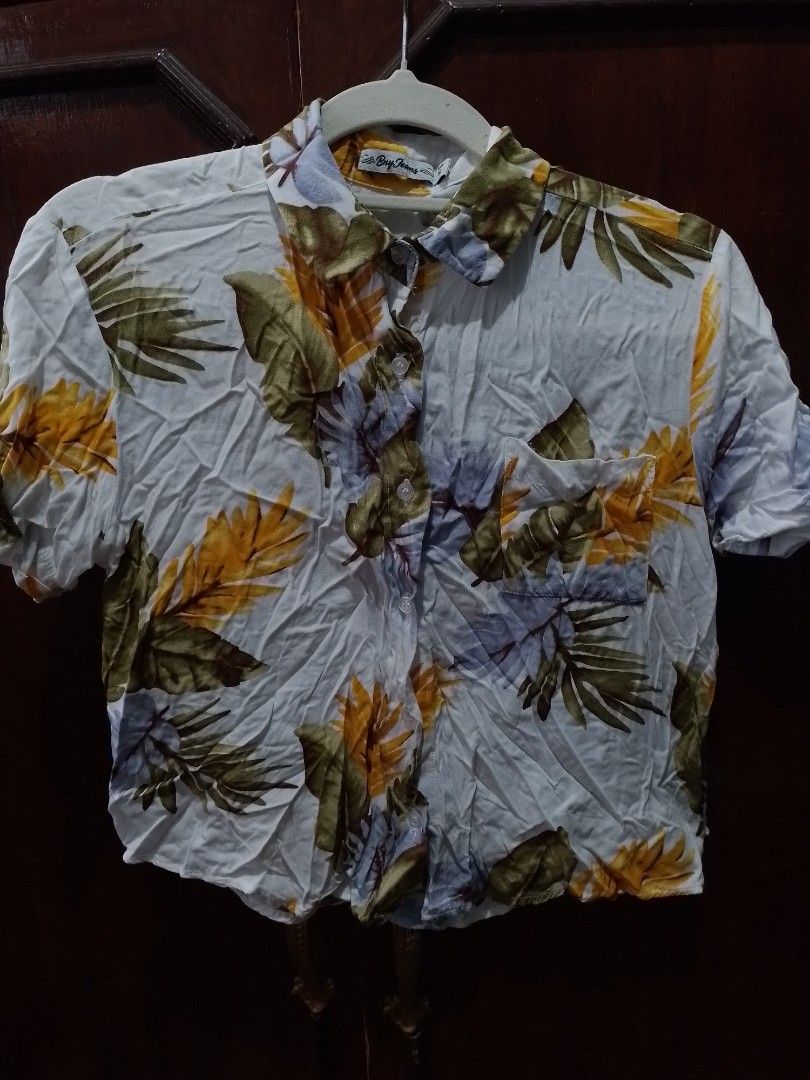 floral cropped shirt (Category: Shirts) located in Quezon City. Submitted by happyleafff (Listing ID 1389718950, Image 1). Description: Brand: BNY Jeans Size: XS-S frame floral polo cropped shirt no flaws Rfs: decluttering - no when worn & rush shipping - items are preloved. please manage expectations - pay as you order - mode of payment: gcash, bdo.