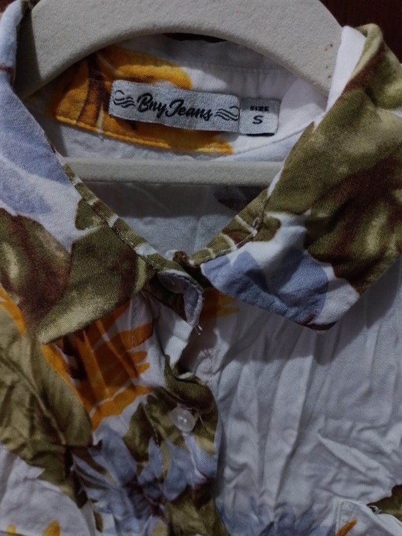 floral cropped shirt (Category: Shirts) located in Quezon City. Submitted by happyleafff (Listing ID 1389718950, Image 2). Description: Brand: BNY Jeans Size: XS-S frame floral polo cropped shirt no flaws Rfs: decluttering - no when worn & rush shipping - items are preloved. please manage expectations - pay as you order - mode of payment: gcash, bdo.
