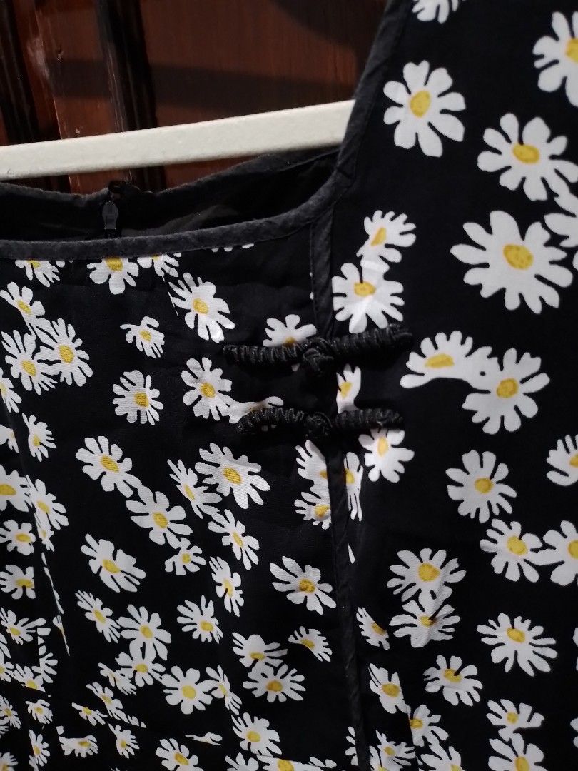 floral dress (Category: Dresses) located in Quezon City. Submitted by happyleafff (Listing ID 1389712925, Image 2). Description: Brand: N/A casual ditsy floral dress, with inner lining Size: Can fit S-M frame Rfs: decluttering - no when worn & rush shipping - items are preloved. please manage expectations - pay as you order - mode of payment: gcash, bdo.