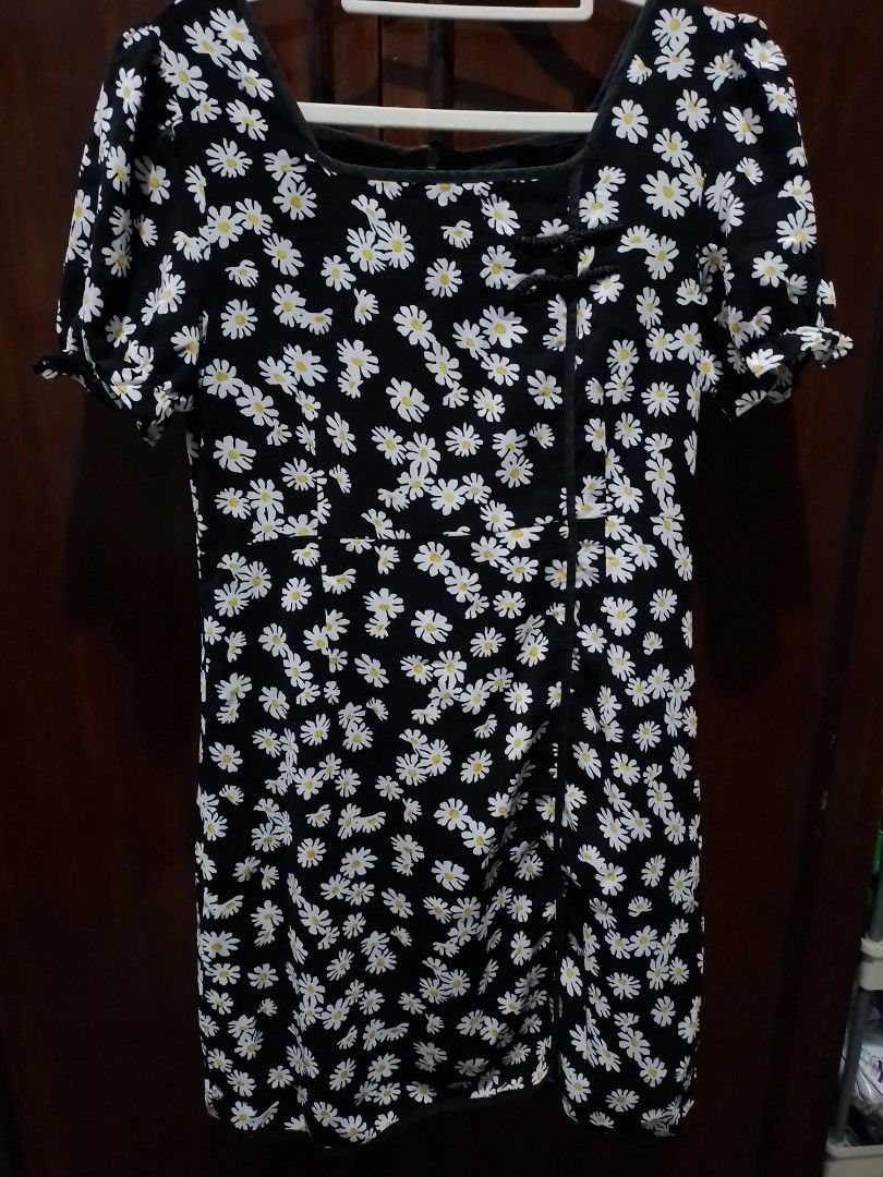floral dress (Category: Dresses) located in Quezon City. Submitted by happyleafff (Listing ID 1389712925, Image 1). Description: Brand: N/A casual ditsy floral dress, with inner lining Size: Can fit S-M frame Rfs: decluttering - no when worn & rush shipping - items are preloved. please manage expectations - pay as you order - mode of payment: gcash, bdo.