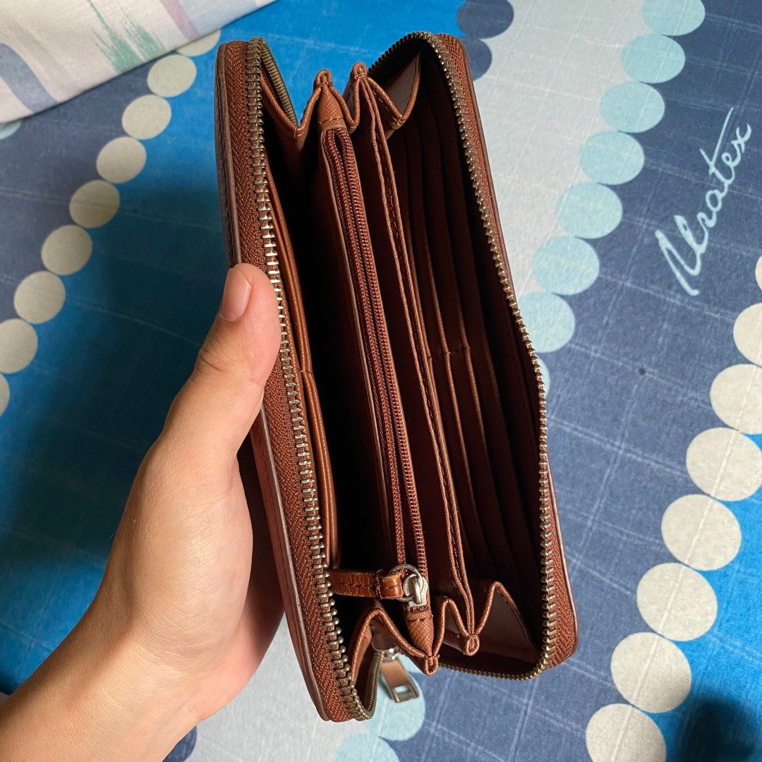 Fossil wallet (Category: Wallets & Card holders) located in Manila. Submitted by twinsjr1495100 (Listing ID 1389794803, Image 2). Description: Decluttering.