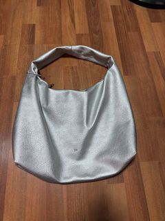 (Category: ) located in . Submitted by rebirthmywardrobe (Listing ID 1389830255, Image 1). Description: .