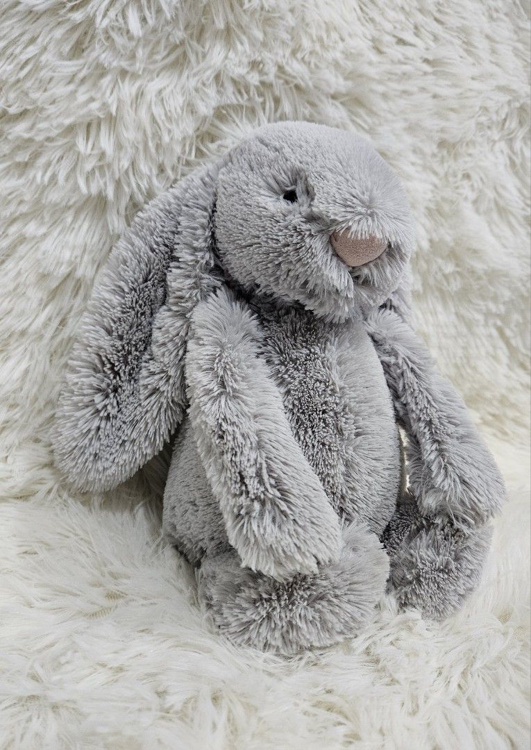Jellycat Medium Bashful Silver Bunny (Category: Plushies & Soft Toys) located in Taguig. Submitted by wonderworksbyjanele (Listing ID 1389843953, Image 3). Description: .