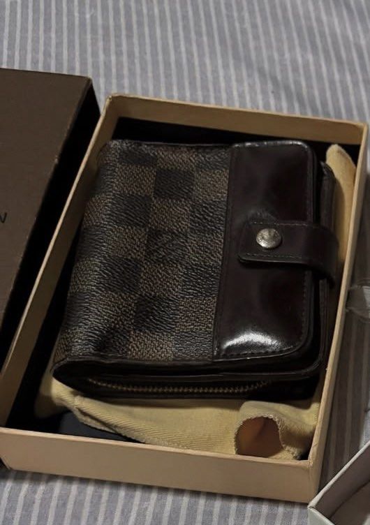 Authentic LV Coated Canvas Wallet (Category: Luxury Bags & Wallets) located in Cavite. Submitted by cbmae (Listing ID 1389828221, Image 1). Description: comes with box & dustbag, with damage inside thats why selling law .