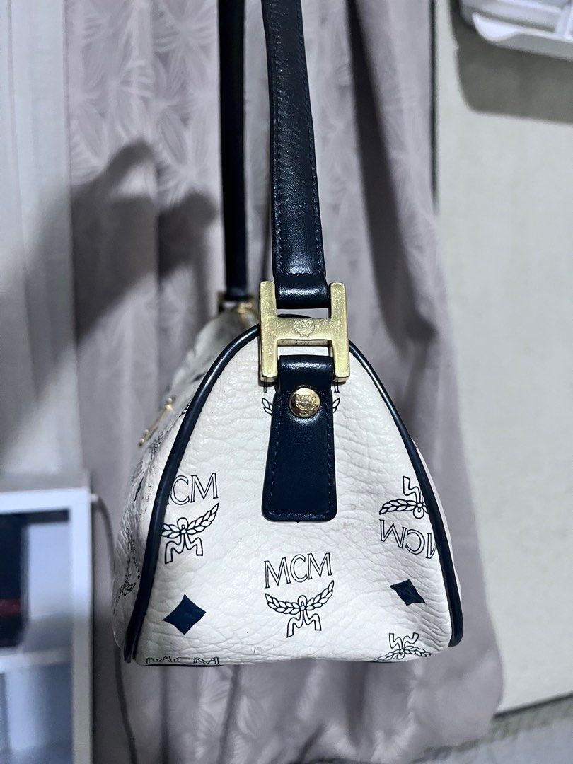MCM POCHETTE (Category: Luxury Bags & Wallets) located in Madrid. Submitted by jhunaceee (Listing ID 1389766580, Image 3). Description: Original No issue Bag only.